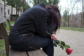 Frau, Sitzung, Sitzbank, halten, rot, Rose, trauriges Mädchen, rote Rose, einsam, depressiv, Bank