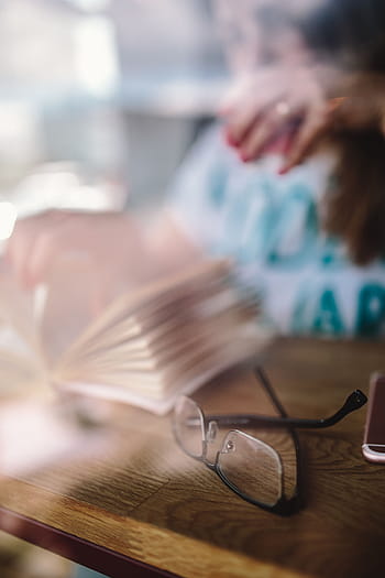 mujer leyendo el libro, cafetería, mujer leyendo, leyendo el libro, adulto, caucásico, mujer, café, libro, leyendo, joven