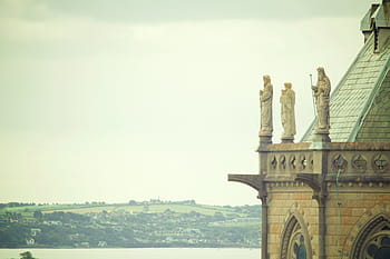 tři, muži, sochy, stavební římsu, osoba, ukazující, socha, St Colman katedrála, cobh, Irsko, architektura