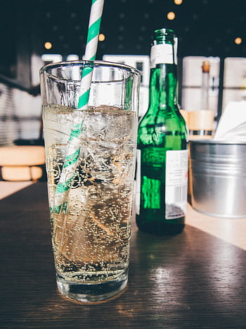 naplněné, Průhledná, sklenka, sláma, láhev, pití, zelená, bílý, vedle, označeny, soda