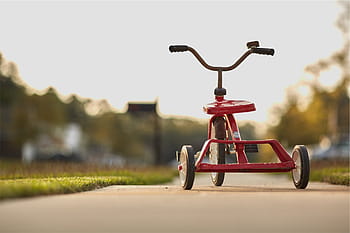 rode trike buiten, tonen, rood, fiets, weg, dag, driewieler, geen mensen, vervoer, buitenshuis, kinderjaren