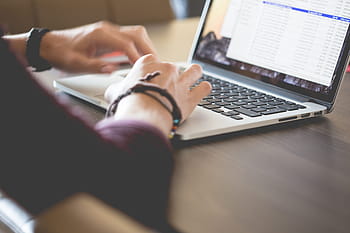 arbejder, iværksætter, macbook, forretning, hænder, bærbar, macbook pro, mand, maskinskrivning, arbejde, computer
