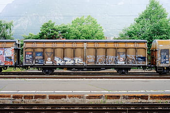 hnědý, vlak, během dne, uhlí, průmyslový, ocel, žehlička, zatížení, nést, graffiti, značkování