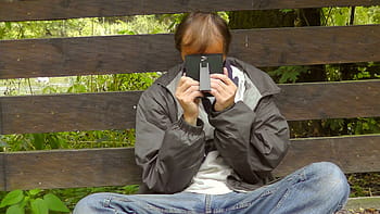男、 傾いている、 茶色、 フェンス、 喪、 悲しい、 涙、 叫び、 遠吠え、 夢中になって、 放棄