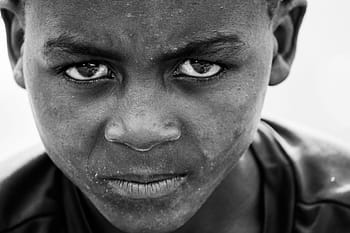fotografie ve stupních šedi, chlapec tvář, chlapec, Afričan, Afrika, dítě, portrét, kultura, etnický původ, kmen, dívej se