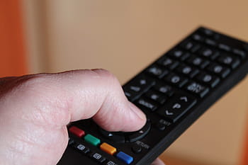 osoba, stisknutí, dálkový, řízení, prst, dálkové ovládání, zapnout, televize, lidské ruky, část lidského těla, technologie