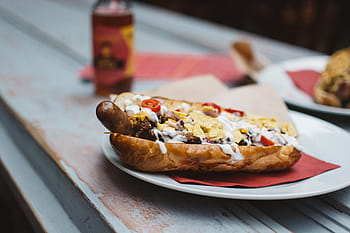úžasné hovězí hotdog, úžasný, hovězí, párek v rohlíku, zblízka, ruce, maso, jídlo, deska, gurmán, stůl