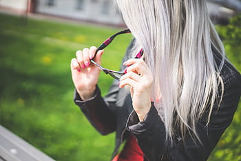 joven, rubia, mujer, moda, gafas, afuera, parque, personas, mujeres, una persona, al aire libre