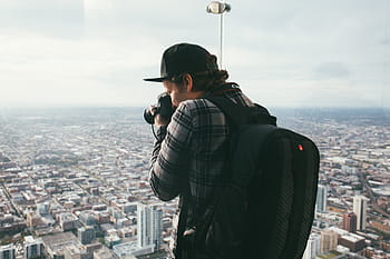 uomo, presa, foto, edifici, utilizzando, nero, fotocamera dslr, giorno, indossare, grigio, plaid