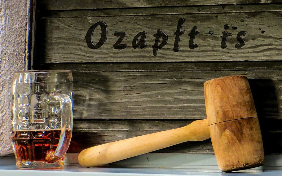 hnědý, dřevěný, paličkou, Průhledná, skleněné pivo hrnek, naplněné, kapalný, oktoberfest, pivo, bavaria, oktoberfest, pivo
