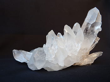 quartzo branco, cristal de rocha, claro a branco, parte superior da gema, pedaços de pedras preciosas, vítreo, transparente, translúcido, brilho, brilhante, parcialmente nublado