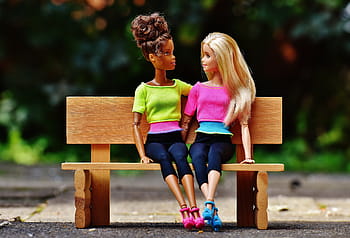 dva, barbie panenky, sedící, hnědý, dřevěný, lavice, miniaturní, Barbie, dívka, přítelkyně, přátelství