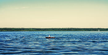 člověk veslování, loď, fotografie, hnědý, kánoe, tělo, voda, během dne, moře, oceán, modrý