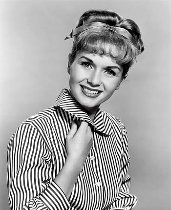 hymyilevä, nainen, raidallinen, pitkähihaista, paita, musta, valkoinen, valokuvaus, debbie reynolds, näyttelijä, laulaja