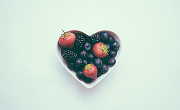 voedsel, eten, fruit, bessen, frambozen, aardbeien, bosbessen, kom, hart-, flatlay, nog steeds
