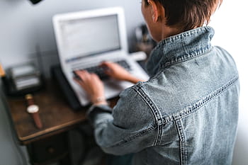 trabajando, computadora portátil, mujer, interior, oficina, espacio de trabajo, lugar de trabajo, computadora, macbook, tecnología, trabajo