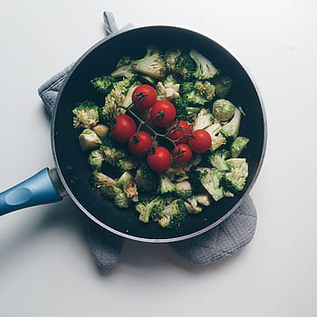 pande, broccoli, rosenkål, tomater, cherrytomater, madlavning, sund og rask, køkkenudstyr, ovenfra, grøntsager, hvid baggrund