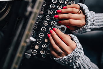 mulher digitando, velha, máquina de escrever, mulher, digitando, fêmea, vintage, escritório, mesa, retrô, unhas cor de rosa