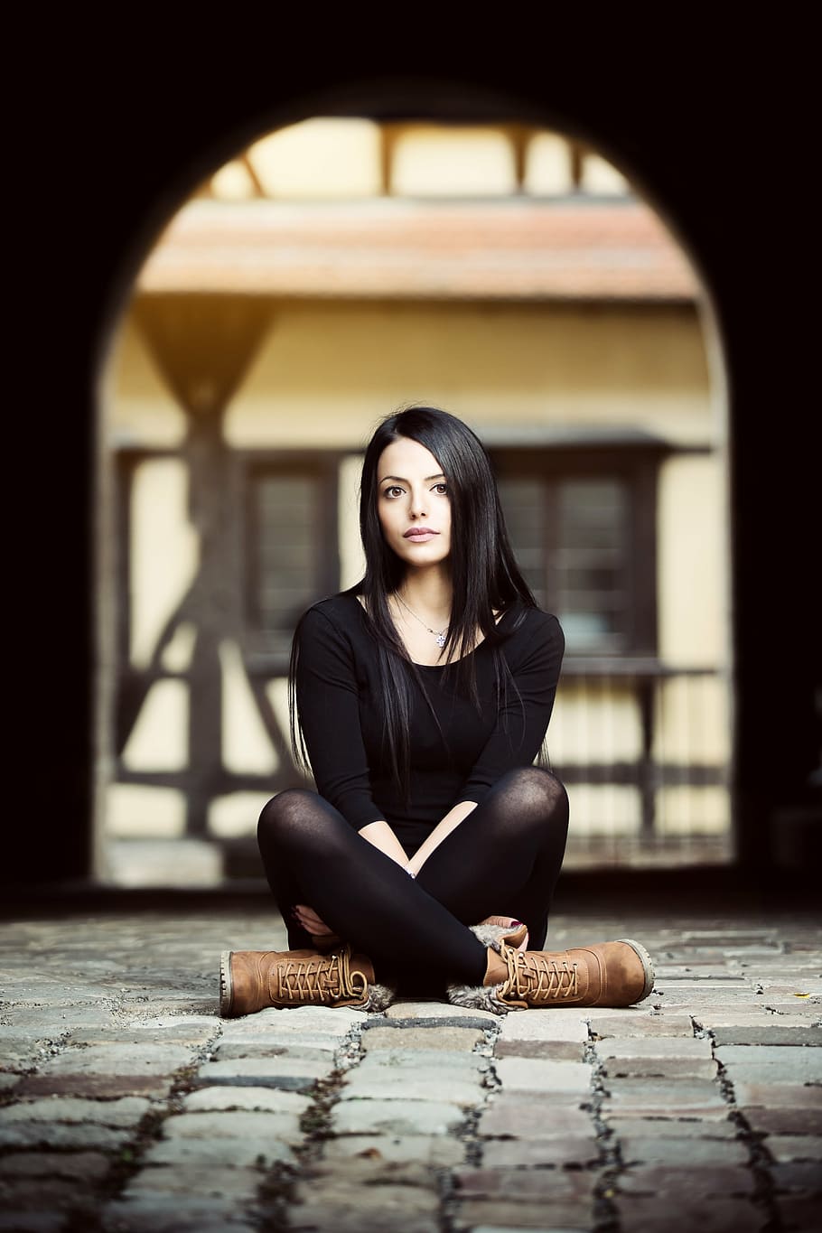 žena, nošení, Černá, posádka-krk, horní, reklamní legíny, hnědý, kožené boty, sedící, Šedá, cihlová podlaha