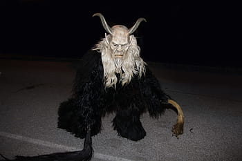Krampus, megérkezés, hátborzongató, vám, maszk, fa álarc, karácsony, furcsa, gonosz, babonás