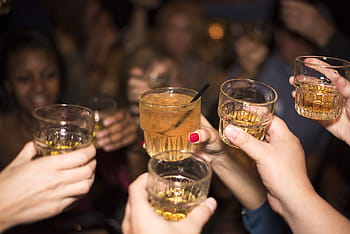 sélectif, photographie de mise au point, la personne, en portant, verres à liqueur, de l'alcool, whisky, boisson, fête, personnes, à votre santé