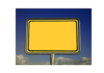 segnaletica gialla, scudo, elenco, segnaletica, cielo, nuvole, segno della città, inserire il nome, vuoto, etichetta, inserire il testo