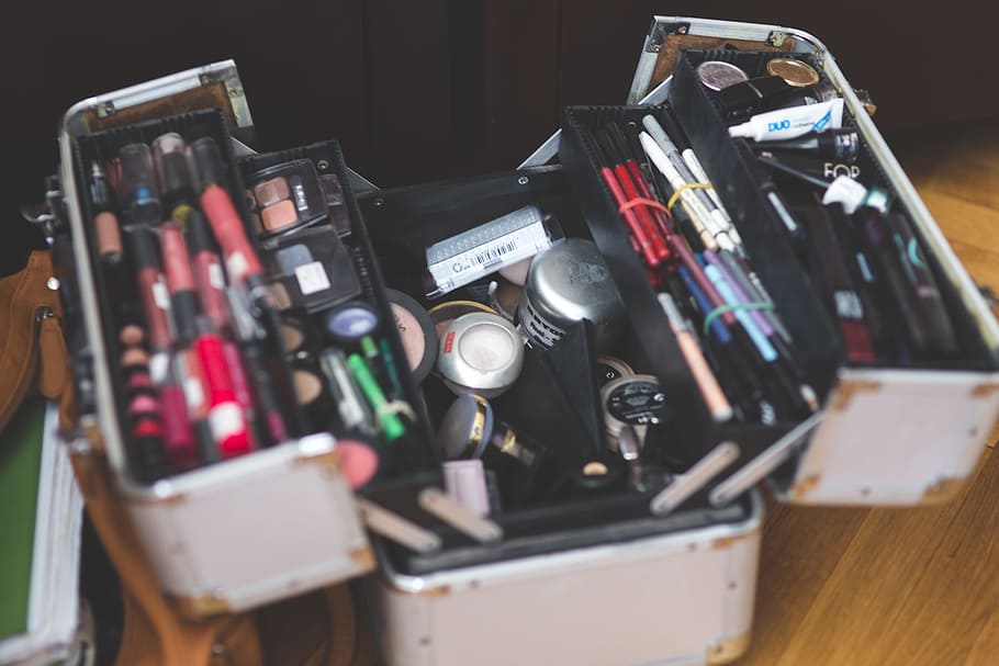 dospělý, roztříděný, make-up položky, případ vlaku, makeup, položek, vlak, případ, profesionální, otevřeno, hliník