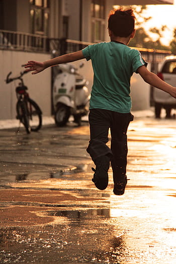 เด็กผู้ชาย, เสื้อยืด, สีดำ, กางเกง, ที่กระโดด, ถนน, เด็ก, สนุก, ดวงอาทิตย์, ชุด, ฤดูร้อน