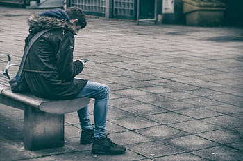 muž, Černá, Bunda, džíny denim, sedící, židle, hospodářství, chytrý telefon, lidé, sama, móda