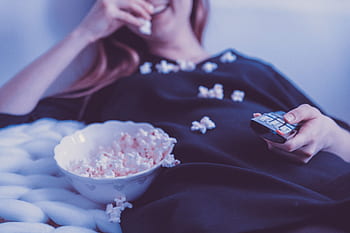 žena, jíst, popcorn, blond, usměj se, šťastný, televize, dálkové ovládání, dálkový, rozlít, lůžko