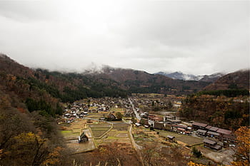 Dorf, umgeben, Berg, Bäume, Häuser, Hügel, wolkig, Himmel, tagsüber, Shirakawago, Japan