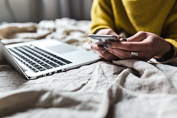 usando, computadora portátil, dormitorio, rubio, caucásico, niña, mujer, hogar, tecnología, trabajo, joven
