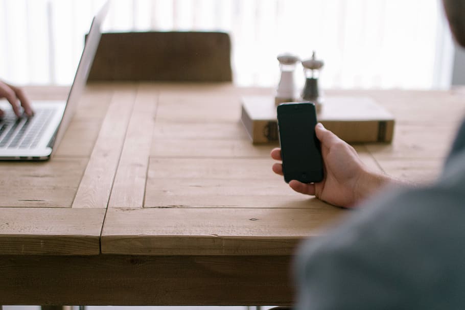 person, der holder smartphone, person, smartphone, hænder, kontor, møde, mennesker, teknologi, bærbar, trådløs teknologi, computer