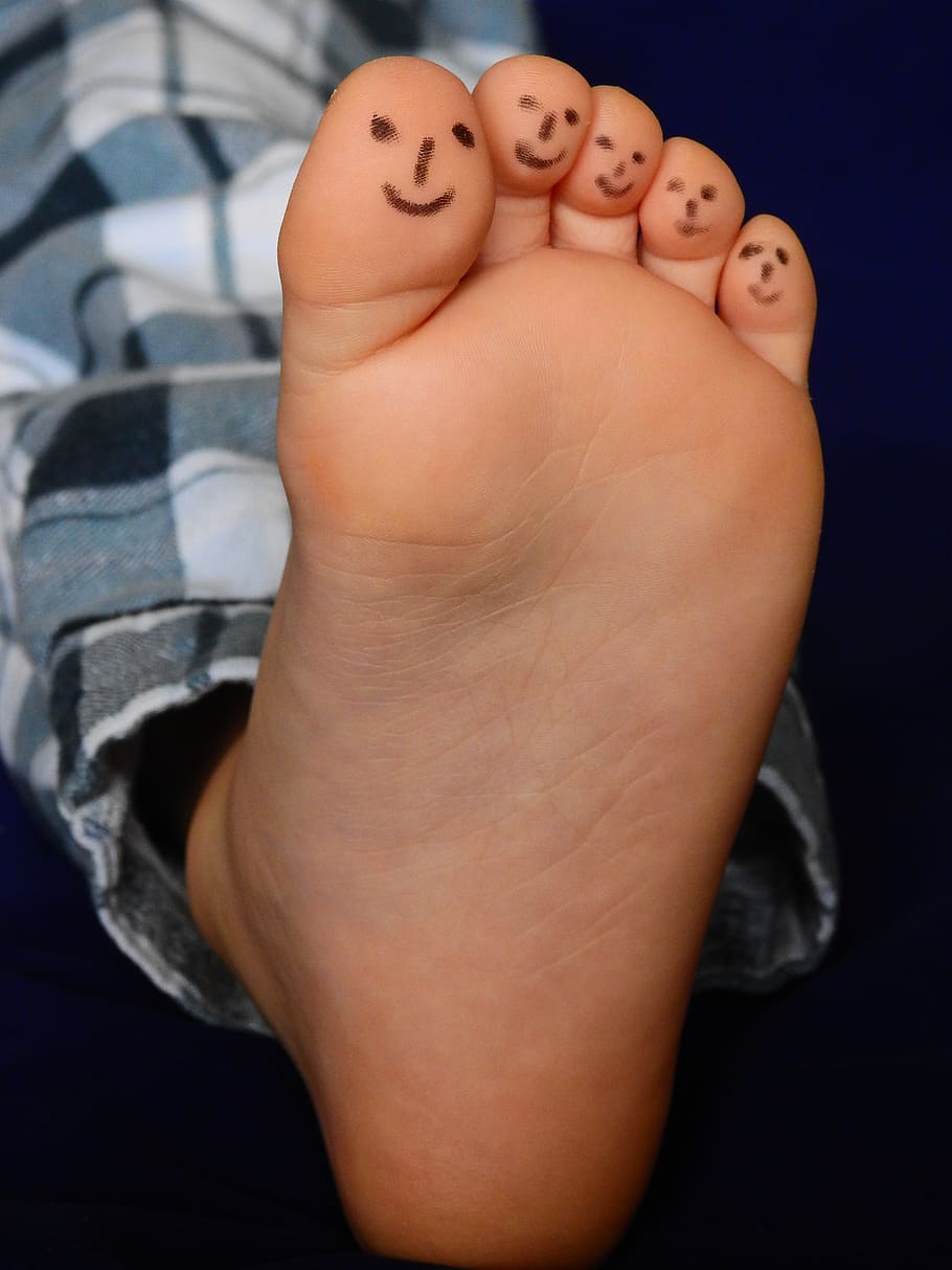 close-up photo, human, foot, feet, ten, barefoot, child, boy, skin, pajamas, foot care