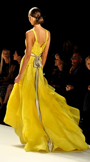 femme, portant, jaune, Sans manches, longue, robe, mode, robe jaune, piste, modèle, Semaine de la mode