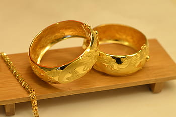 Due, anelli color oro, Marrone, di legno, piattaforma, regali di nozze, oro, oro 鐲, squillare, fede, gioielleria