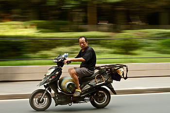 muž na koni motocyklu, chlap, muž, motocykl, jezdectví, silnice, plyn, nádrž, stromy, tráva, způsob