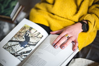 jovem, mulher lendo, revista, cama, na cama, caucasiano, fêmea, mulher, interior, relaxar, ler