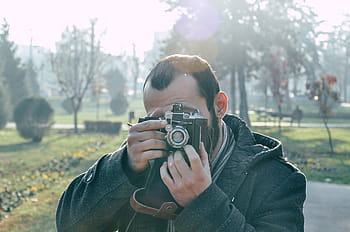 رجل،  مع الأخذ،  صورة فوتوغرافية،  النهار،  رجال،  يلبس،  أسود،  معطف،  أخضر،  نجيل،  طبيعة