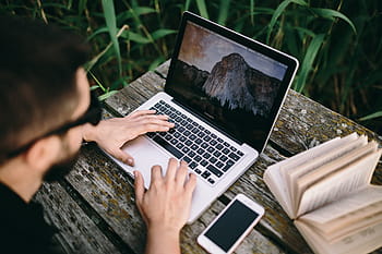 作業、 湖、 男、 Macbook、 ワークスペース、 職場、 コンピューター、 iphone、 電話、 モバイル、 仕事