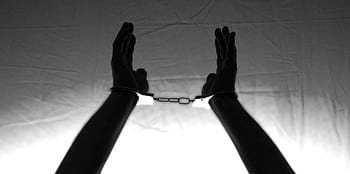 Person, Hand, Handschellen, Hände, gebunden, Knechtschaft, Hände hoch, Kriminalität, Festnahme, Verdacht, Haftung