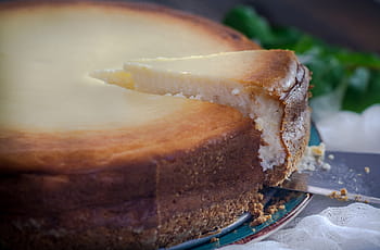 shallow, focus photo, round cake pastry, cheesecake, table, dessert, cream, food, cake, pastry, berry