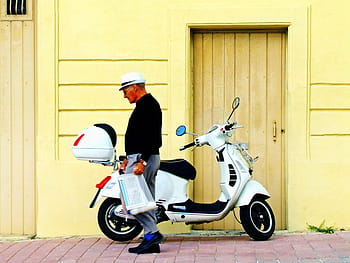Vespa, skootteri, mies, kävely, moottoripyörä, kuljetus, kaupunki-, ajoneuvo, retro, katu, aikuinen