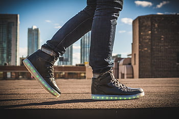 scarpe da ginnastica, luci, urbano, strada, camminare, correre, moda, piedi, calzature, illuminato, persona