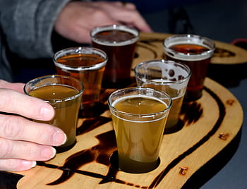 sörkóstoló repülés, sörfőzde, alkohol, ipa, ale, asztal, ízlelés, komló, sör, vázlat, ital