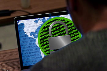 πρόσωπο, εμπρός, φορητός υπολογιστής, ransomware, εγκλήματος στον κυβερνοχώρο, κακόβουλο λογισμικό, λύτρα, hacking, χάκερ, κρυπτογράφηση, επίθεση
