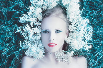 donna, dire bugie, terra, fiore, capo, ragazza con fiori, servizio fotografico, capelli, stile, modello, emozioni