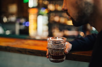 若い、 男、 パブ、 ハンサム、 大人、 飲み物、 男性、 レストラン、 バー、 エレガント、 アルコール