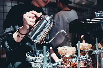 นักชงกาแฟ, การเท, กาแฟ, กาต้มน้ำ, หญิง, ร้านอาหาร, เครื่องดื่ม, ดื่ม, กาแฟร้อน, ลาเต้, เอสเพรสโซ