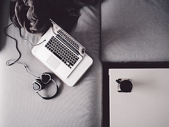 fotografie ve stupních šedi, zapnutý Macbook, bílý, laptop, počítač, sluchátka, lůžko, macbook, paluba, Černý a bílý, moderní